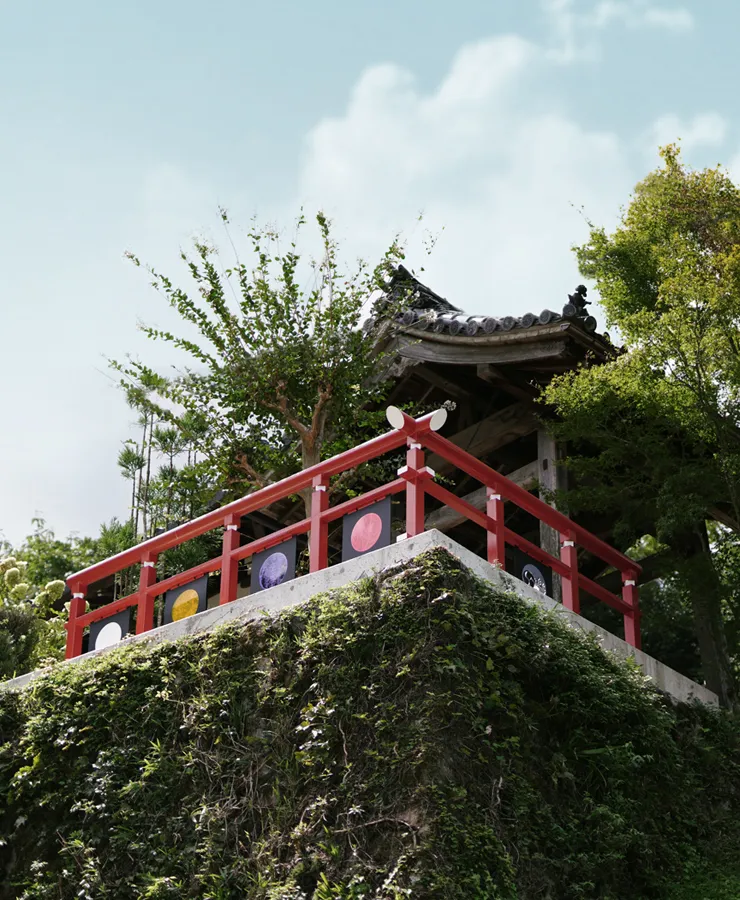 お寺入り口からみた欄干・本堂